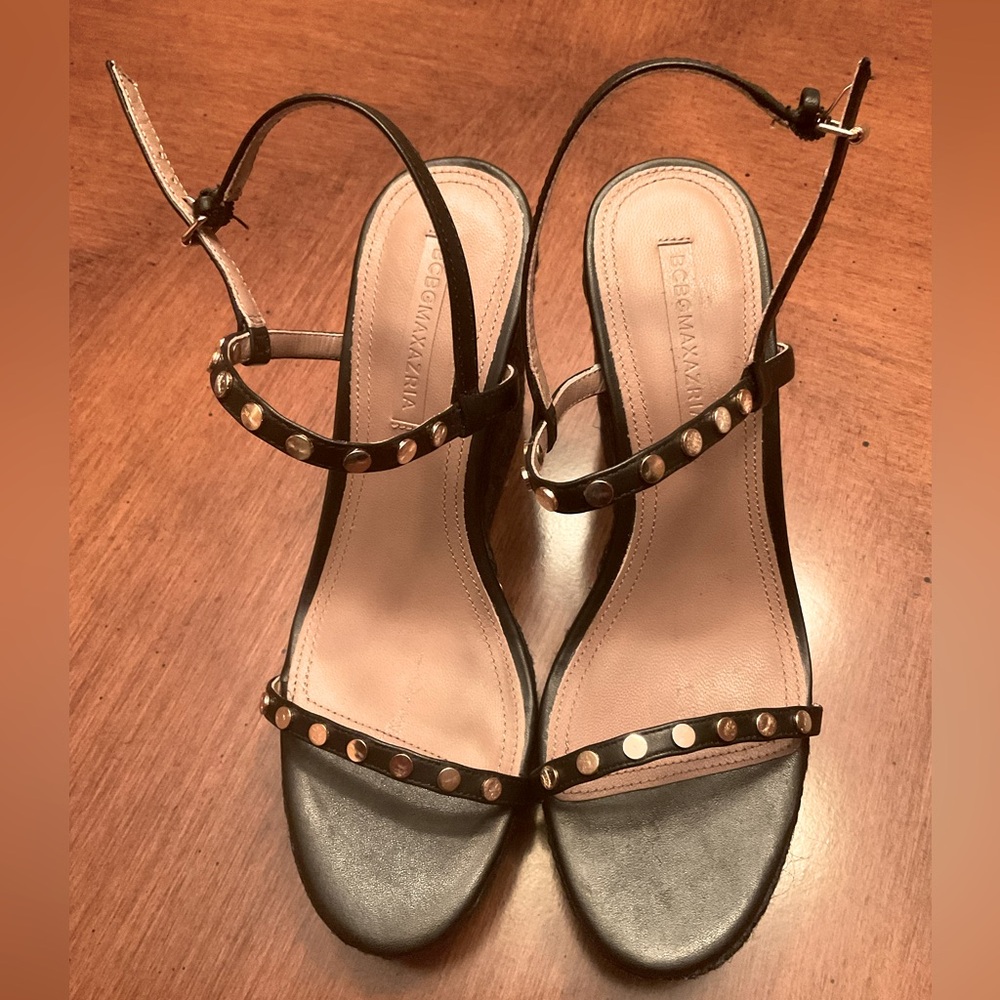 BCBGMAXAZRIA Womens Paige Studded Wedge Sandals size 8